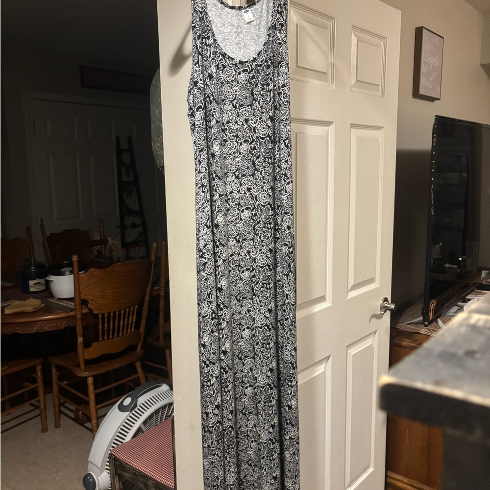 Women’s L Scoop Neck Black & White Printed Maxi Dress